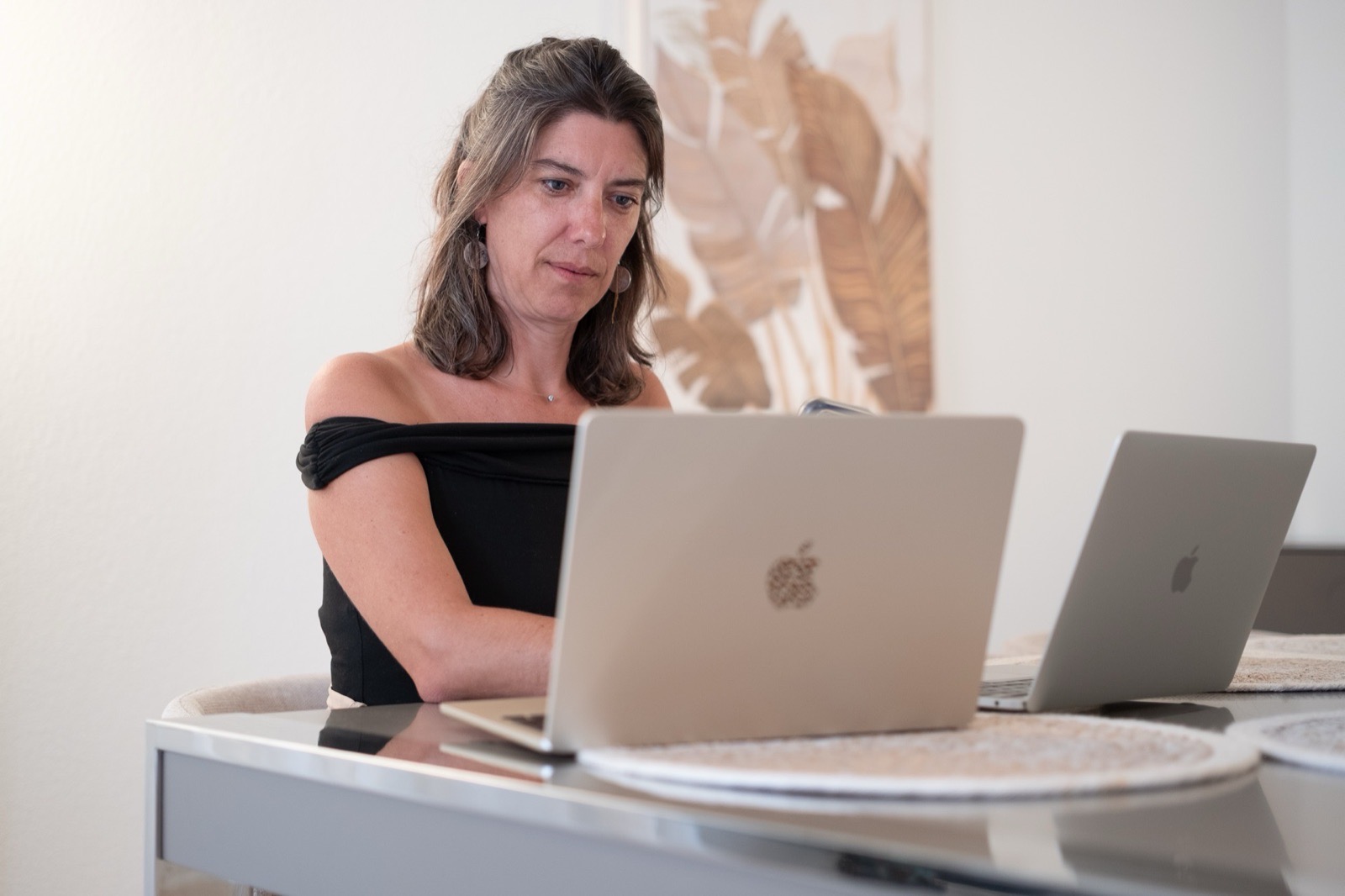 Marion qui réserve sur son ordinateur