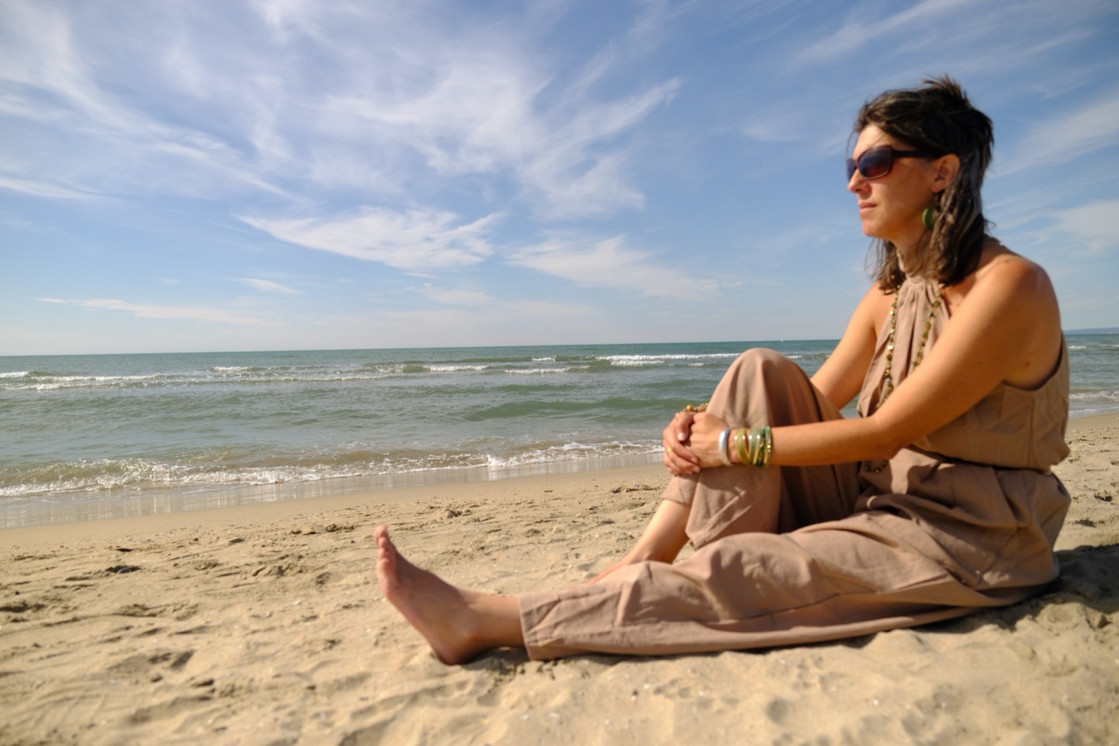 Marion assise sur la plage