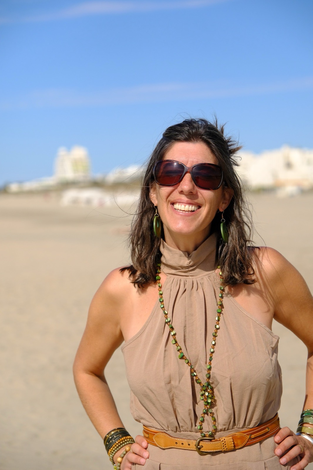 Marion souriante à la plage