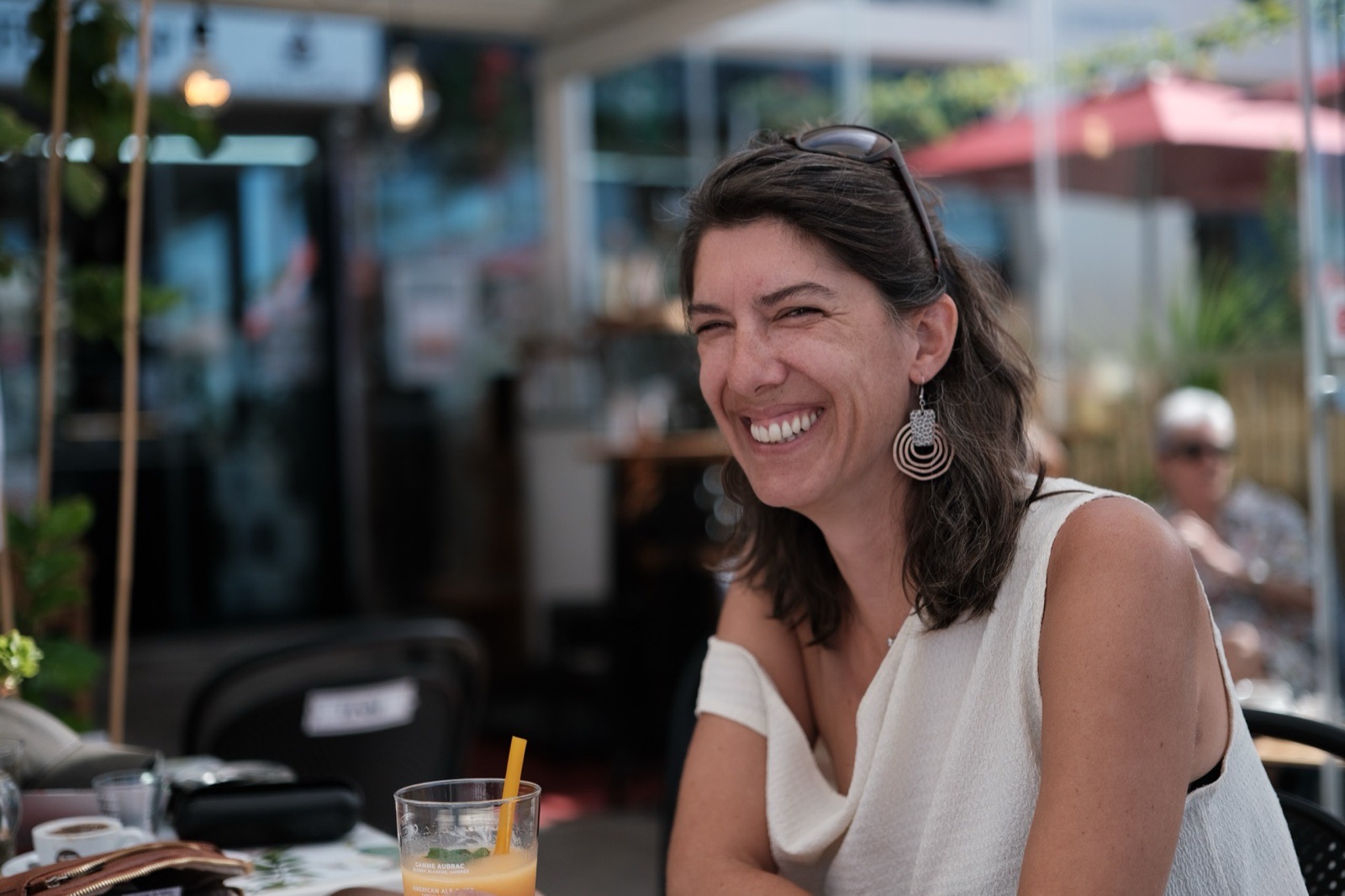 Marion qui rit en terrasse